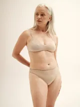 Vedetina less de color negro, confeccionada en tejido ECO Lycra CO₂®.