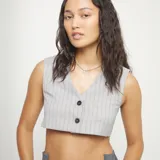 Collar de aleación de metales bañado en plata de ley con cadena de eslabones trenzados y un pequeño dije de corazón liso.