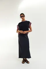 Top tejido de punto color azul marino, con cuello redondo y mangas cortas con rayas horizontales en rojo, blanco y azul.