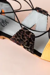 Sandalias planas con tiras de terciopelo de seda, seda flocada y glitter en colores negro, amarillo y animal print.