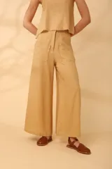 Pantalón wide leg color azul con bolsillos delanteros y traseros, cintura alta y terminaciones desflecadas.