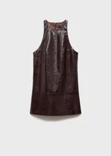 Minivestido negro de efecto piel, con cuello redondo y sin mangas.