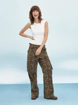 Pantalón cargo de corte recto con estampado animal print en tonos marrones.