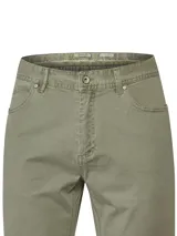 Pantalón de gabardina color verde oliva, de corte recto y tiro medio.