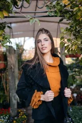 Campera bomber negra de pana con corte oversize, volados en las sisas y bolsillos grandes.