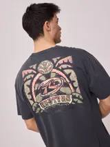 Remera blanca de algodón con estampa en la espalda con el logo de Rusty y la leyenda 'Since chasing surf records 1985'.