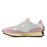 Championes urbanos New Balance modelo U327, de caña baja, color blanco, rosa y bordó, con detalles en beige y suela negra.