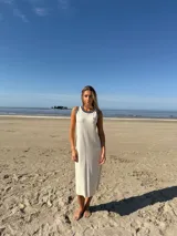 Vestido tejido en algodón color crudo, sin mangas, con cuello redondo y ribete azul marino.