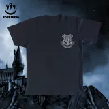 Remera negra de algodón con estampado blanco en la espalda que incluye el escudo de Hogwarts y la leyenda "Hogwarts School of Witchcraft and Wizardry".