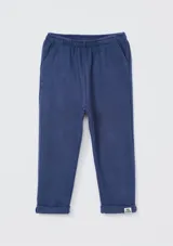 Pantalón de jogging azul con textura acanalada, cintura elástica y puños con doblez.