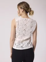 Blusa blanca sin mangas con bordado tipo broderie.