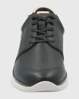 Zapatillas urbanas Hush Puppies modelo Goss, color negro con detalles metalizados en el talón y cordones. Confeccionadas en cuero, con suela Zero G y plantilla Bloom de algas recicladas.