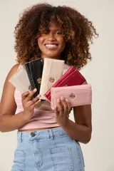 Billetera con textura croco y logo metálico al frente.