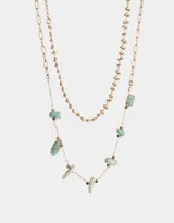 Collar doble con cadena dorada, una corta con esferas y otra larga con piedras naturales de color verde agua.