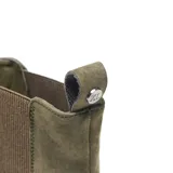 Bota corta tipo chelsea color verde militar, con paneles laterales elastizados en tono marrón y costuras visibles con detalle artesanal. Tiene una tira trasera para facilitar el calce, punta redondeada y plataforma baja integrada con suela de goma antideslizante.