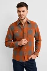 Camisa a cuadros color naranja y gris, de manga larga con cuello clásico y dos bolsillos frontales con botón.