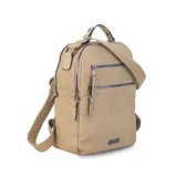 Mochila color beige de símil cuero con doble apertura superior con cierre. Incluye dos bolsillos al frente con cierres metálicos, asa rígida de mano y correa de galón. En la espalda correas de galón regulables.