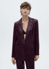 Blazer de lentejuelas color borgoña, con cuello de solapa, cierre frontal con un botón y bolsillos delanteros con solapa.