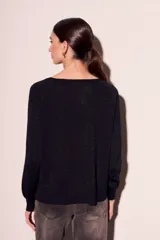 Sweater de punto en color tostado, con caída suave y fluida, diseñado para un calce al cuerpo.