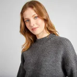 Sweater con pedrería en el cuello GRIS