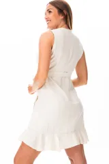 Vestido corto color beige, con escote cruzado, sin mangas, con lazo lateral y volados en el ruedo.