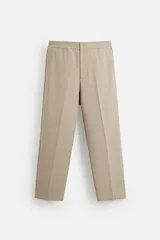 Pantalón de vestir color beige, de corte recto y tiro medio, con cintura elástica, bolsillos laterales y trasero de ojal.