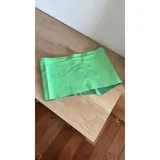 Top verde agua de cuero ovino con cierre de botones metálicos.