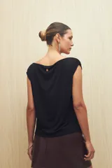 Remera negra de modal con cuello bote y mangas cortas con frunces.