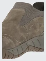 Zapato slip on marrón de gamuza con cuello de punto elástico y suela de goma.