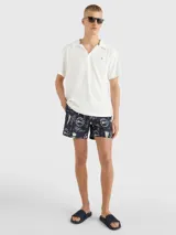 Chomba blanca de felpa de Tommy Hilfiger con cuello clásico, corte amplio, logo bordado en el pecho y detalles distintivos de la marca.