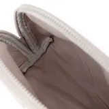 Neceser de símil cuero color hueso con cierre superior y logo metálico XL.