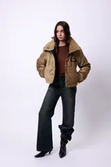 Pantalón de jean azul oscuro con efecto desgastado, corte wide leg y tiro medio.