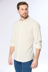 Camisa blanca de lino a rayas celestes, de manga larga, cuello mao y corte slim fit.
