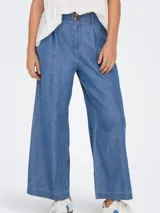 Pantalón jean celeste de corte wide leg y tiro alto, con pretina ancha y cierre de gancho.