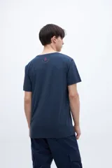 Remera negra de algodón con estampa central con la frase "Life Rhythm Punches Awakes" y pequeño logo en la espalda.