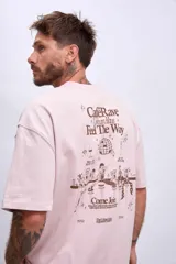 Remera blanca de corte holgado con pequeño estampado en el pecho.