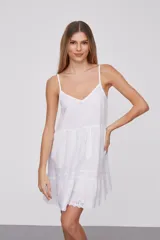 Vestido mini blanco de algodón con bordado calado y cuello en V.