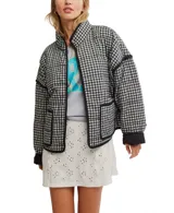 Campera puffer corta con cuello alto, estampado a cuadros blanco y negro, y ribete negro.