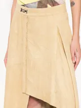Falda midi color beige de gamuza arrugada, corte irregular y diseño tipo portafolio.