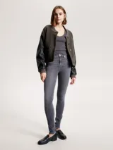 Pantalón de jean superceñido de talle alto, color gris oscuro, con Flex Technology y efecto desteñido integral.