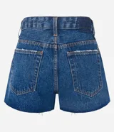 Short de jean azul oscuro, de tiro alto, con bolsillos delanteros y traseros, cierre con botón y cremallera, trabillas dobles y terminación deshilachada.