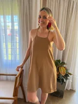 Vestido corto color tostado, de corte suelto y breteles finos.