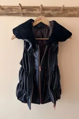 Chaleco negro de cuero ovino con doble cierre rose gold y cuello desmontable de lana.