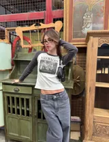 Remera blanca con mangas largas grises, con estampado frontal de la banda de rock Van Halen.