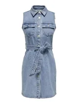 Vestido camisero de denim celeste, sin mangas, con cuello camisero, cierre frontal con botones y cinturón de lazo en la cintura.