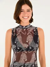 Vestido corto con estampado de tigres en tonos oscuros, confeccionado en tejido liviano y transparente. Presenta cuello alto y tirantes anchos, ideal para ocasiones casuales y estilos modernos.