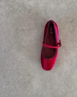 Ballerinas color beige con correa sobre el empeine y forro interno color marrón. Marca Lucy in the Sky.