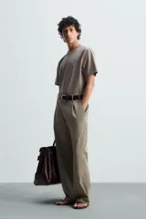 Camiseta blanca de algodón de peso medio, corte recto, cuello redondo y mangas cortas.