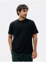 Camiseta negra de manga corta con cuello redondo y un bolsillo de parche en el lado izquierdo del pecho.