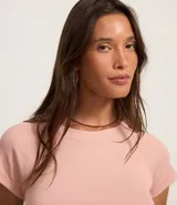Remera básica de ribana de viscosa, con textura ligera y agradable, cuello redondo y mangas cortas raglán.